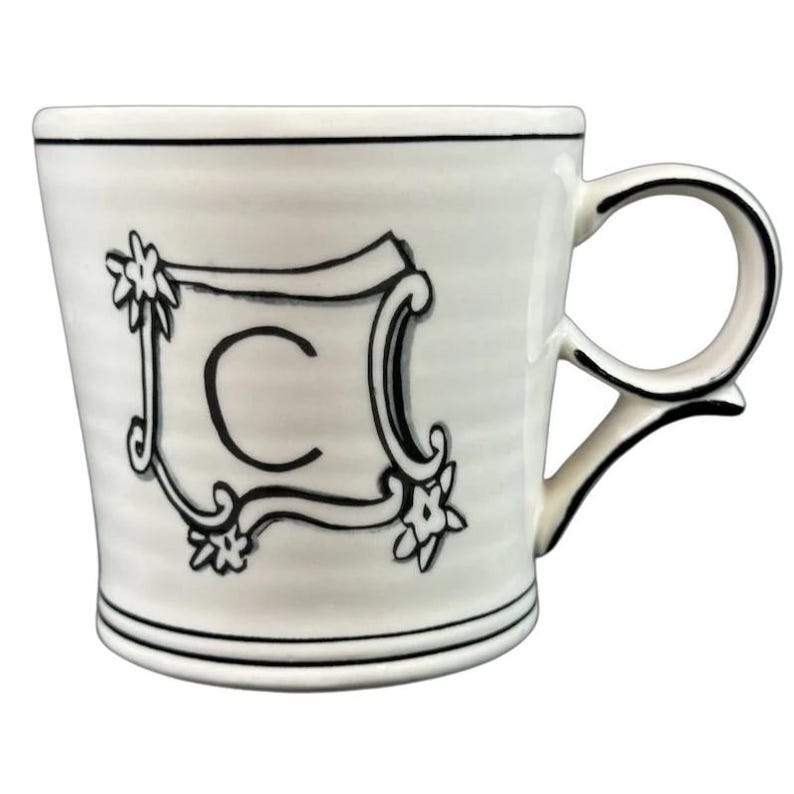 C" monogram initiaal Molly Hatch mok Anthropologie afbeelding 1