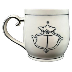 Taza con monograma "T" de Molly Hatch, Anthropologie imagen 10