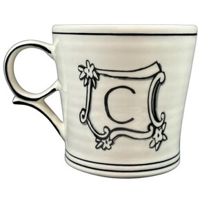 C" monogram initiaal Molly Hatch mok Anthropologie afbeelding 3
