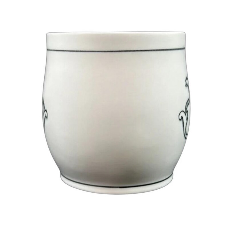 Taza con monograma "T" de Molly Hatch, Anthropologie imagen 4