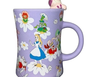 Caneca Alice no País das Maravilhas com personagem lavanda e decoração do Gato de Cheshire da Disney