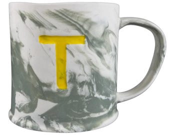 Gemarmerde mok met monogram letter T Anthropologie