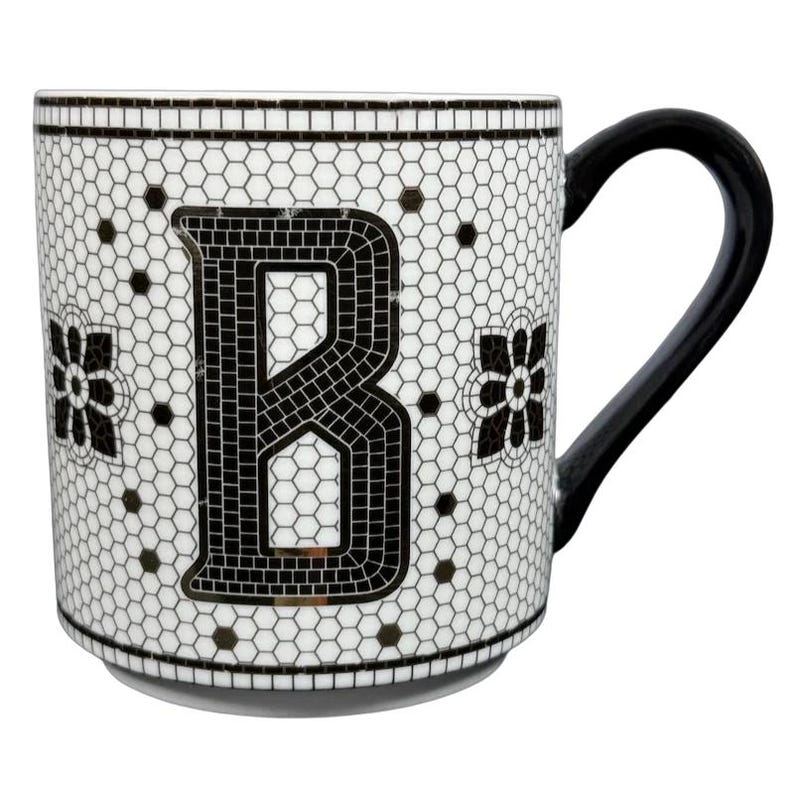 Caneca com monograma da letra "B" em azulejo da Margot, da Anthropologie. imagem 1