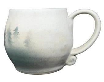Dulcie Lindsoe-Johansen Taza de cerámica con árboles verdes Lindsoe Clayworks