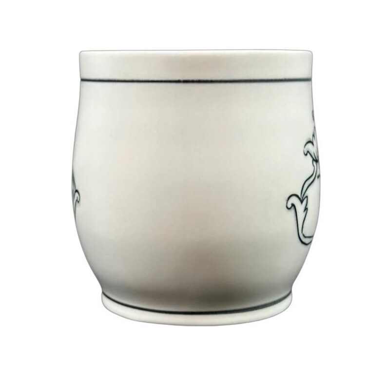 Taza con monograma "T" de Molly Hatch, Anthropologie imagen 11