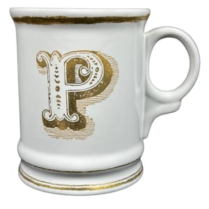 Può includere: Tazza in ceramica bianca con la lettera "P" dorata in un carattere decorativo. La tazza ha un manico e finiture dorate sulla parte superiore e inferiore. Per caffè o tè.