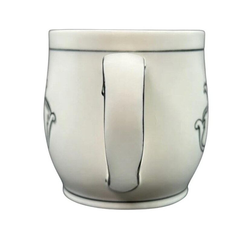 Taza con monograma "T" de Molly Hatch, Anthropologie imagen 2