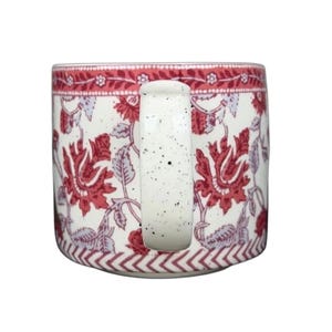 Taza con monograma floral inicial de la letra "R" impresa en bloque, Anthropologie imagen 2