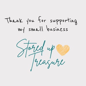 Puede incluir: Gracias por apoyar mi peque&ntilde;o negocio. Un logotipo escrito a mano en azul turquesa con el texto "Stored up treasure" y un coraz&oacute;n amarillo.