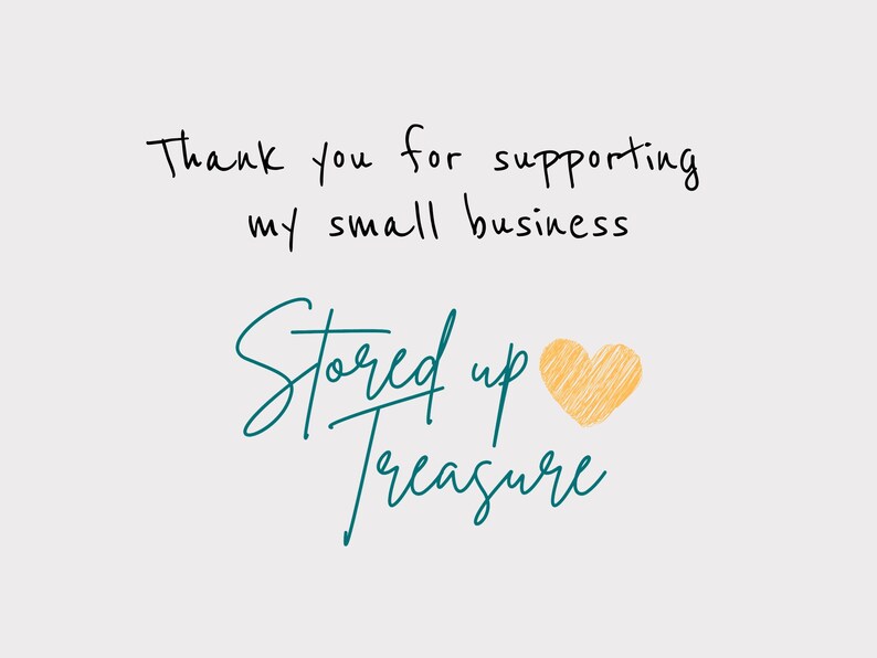 Puede incluir: Gracias por apoyar mi peque&ntilde;o negocio. Un logotipo escrito a mano en azul turquesa con el texto "Stored up treasure" y un coraz&oacute;n amarillo.