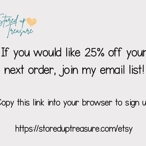 Puede incluir: Gr&aacute;fico de texto con las palabras "Stored up Treasure" y un gr&aacute;fico de coraz&oacute;n. El texto debajo dice "Si quieres un 25% de descuento en tu pr&oacute;ximo pedido, &iexcl;&uacute;nete a mi lista de correo electr&oacute;nico! Copia este enlace en tu navegador para registrarte. https://storeduptreasure.com/etsy"