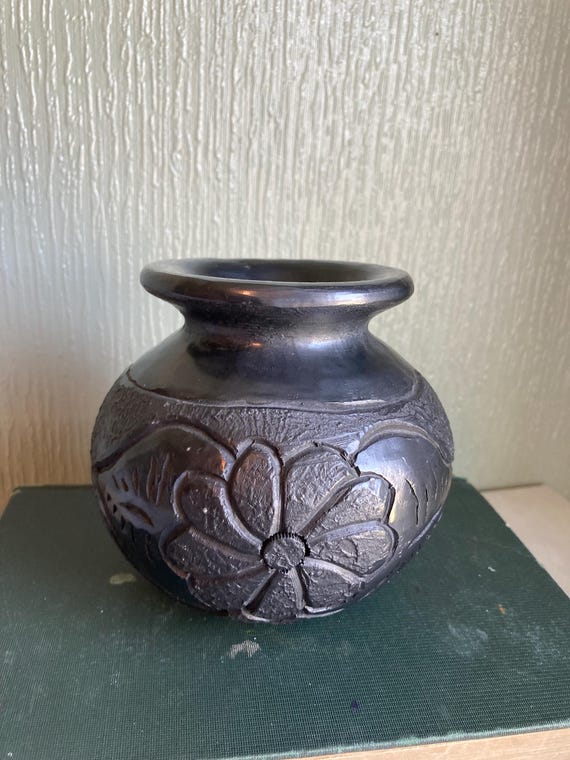黒の花瓶：彫刻された花のデザイン、丸底（高さ4.5インチ） - Etsy 日本