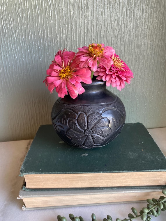 黒の花瓶：彫刻された花のデザイン、丸底（高さ4.5インチ） - Etsy 日本