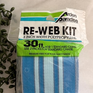 Può includere: Una confezione di kit Re-Web Arden Paradise con fettuccia in polipropilene a righe blu e bianche. La confezione indica "3 pollici di larghezza" e "30 piedi" di fettuccia. Il prodotto è per progetti domestici e all'aperto.