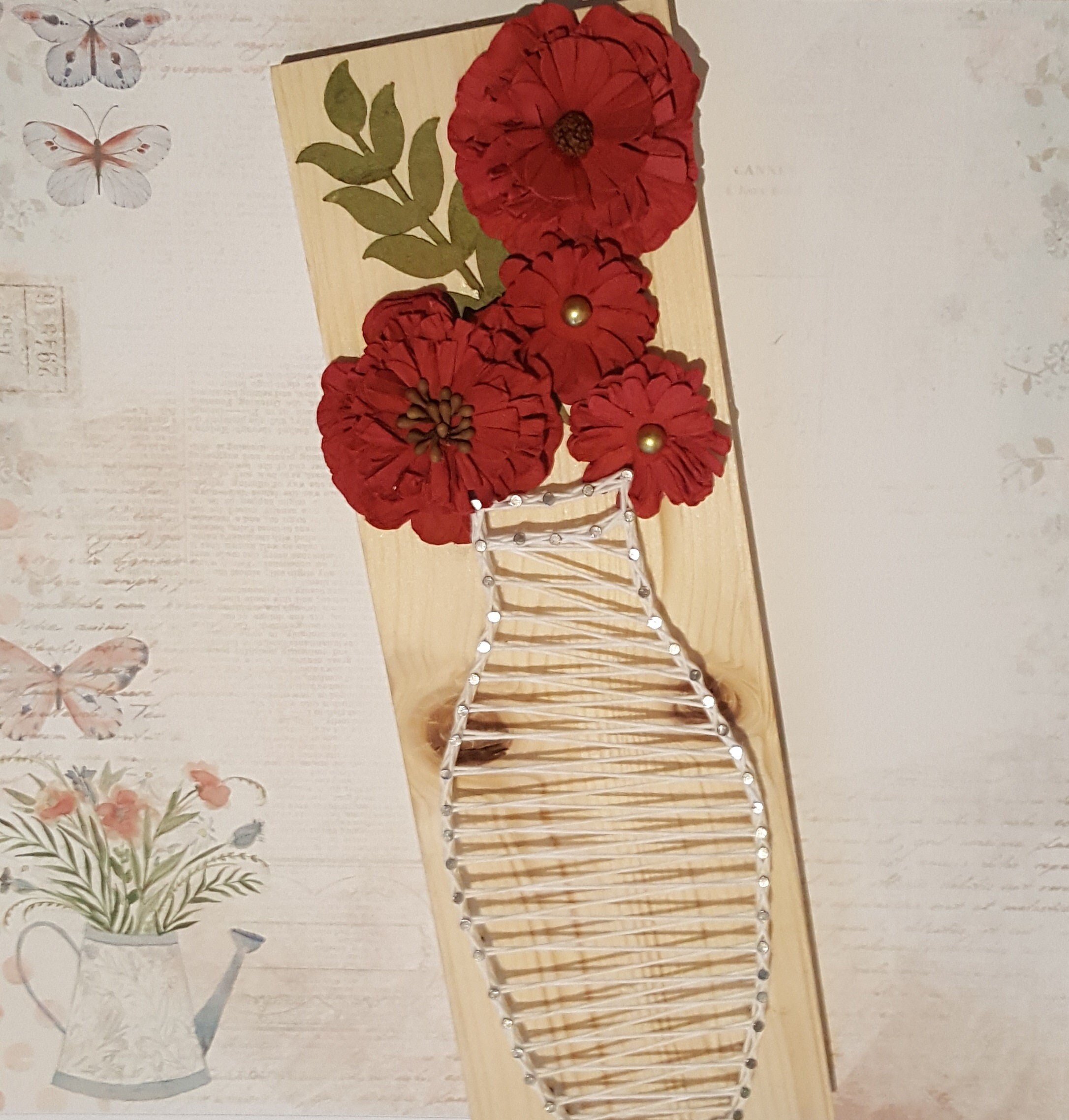 Fil Tendu Carmin Vase et Fleurs Rouges