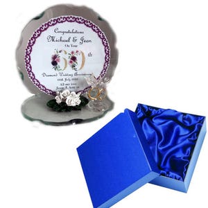 Puede incluir: Un recuerdo de aniversario de bodas de cristal transparente con un diseño floral y el texto "Felicitaciones Michael & Jean en su 60 aniversario de bodas de diamantes". Incluye una caja de regalo azul con forro de satén.