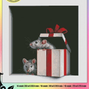 Op de afbeelding: Twee grijze muizen die uit een witte cadeaudoos met een rood lint kijken. De doos staat op een zwarte achtergrond. De afbeelding is 195 pixels breed en 195 pixels hoog en gebruikt 26 DMC-kleuren.