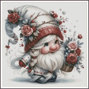 Op de afbeelding: Een grillige illustratie van een tuinkabouter met een lange witte baard en een rood-witte hoed versierd met rozen. De kabouter houdt een mand vol rode en roze rozen en bessen vast. Het kleurenpalet is zacht en pastel.