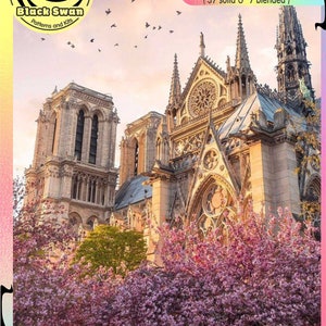 Op de afbeelding: Een kruissteekpatroon van de Notre Dame kathedraal in Parijs, Frankrijk, met roze kersenbloesems op de voorgrond. Het patroon is 350 breed en 430 hoog en gebruikt 44 DMC-kleuren, 37 effen en 7 gemengd. Het patroon is verkrijgbaar in 14, 16 en 18 tellingen.