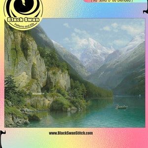 Puede incluir: Un patrón de punto de cruz que representa una escena de un lago de montaña con un barco en el agua. El patrón tiene 450 puntos de ancho por 350 puntos de alto y utiliza 186 colores DMC, 98 sólidos y 88 mezclados. El patrón está disponible en 14, 16 y 18 cuentas.