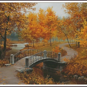 Könnte beinhalten: Eine Steinbrücke mit einem eisernen Geländer überquert einen Bach in einem Park. Die Bäume sind in Herbstfarben von Gelb, Orange und Rot. Der Weg zur Brücke ist mit heruntergefallenen Blättern gesäumt.