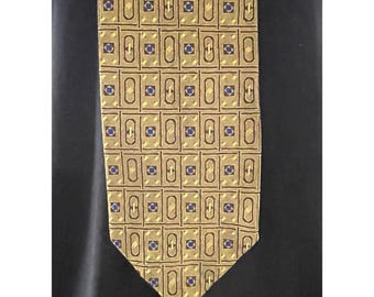 Puede incluir: Una corbata dorada con un patrón de cuadrícula repetitivo de contornos rectangulares de color marrón oscuro. Dentro de cada rectángulo, hay un pequeño cuadrado azul con un centro blanco, alternando con una forma ovalada dorada vertical.
