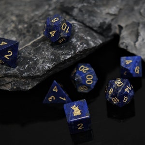 Lapis Lazuli Natürliche Edelstein Würfel 7er-Set - D6 mit Forgic Logo für RPG Table-top Brettspiel