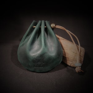 Handgefertigte Leder Würfeltasche für 4er Sets Würfel in Dunkelgrün für Brettspiel / Kartenspiel / Würfelspiel