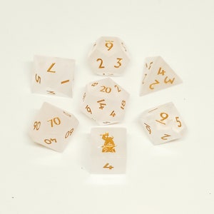 Ensemble de 7 dés en cristal de quartz naturel dépoli/blanc mat, pierres précieuses, polices de caractères transparentes — avec logo Forgic Jeu de société RPG de table