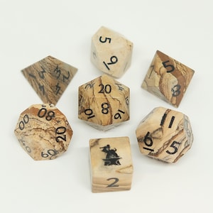 Natürliche Holzmaserung Stein Würfel-Set mit 7 W6 mit Logo für DND RPG Table-Top-Brettspiel Geschenk