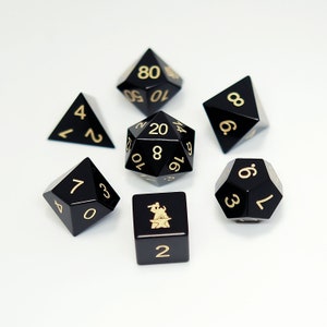 Natürliche Obsidian Würfel Set Edelstein Würfel Set von 7 für DND Brettspiel Und Kartenspiel D6 mit Forgic Logo
