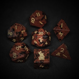 Natürliche Mahagoni Obsidian Edelsteinwürfel Set von 7 W6 mit Logo für RPG Table-Top Brettspiel
