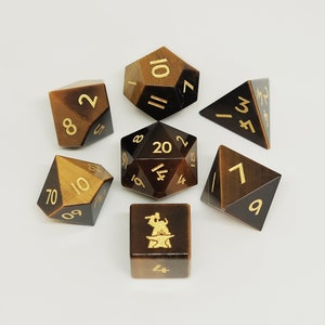 Natürliches Tigerauge Edelstein Würfel Set von 7 - W6 mit Forgic Logo