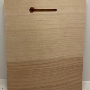 Pu&ograve; includere: Un cartello in legno chiaro semplice, di colore marrone chiaro, con un foro rettangolare nella parte superiore per appenderlo.