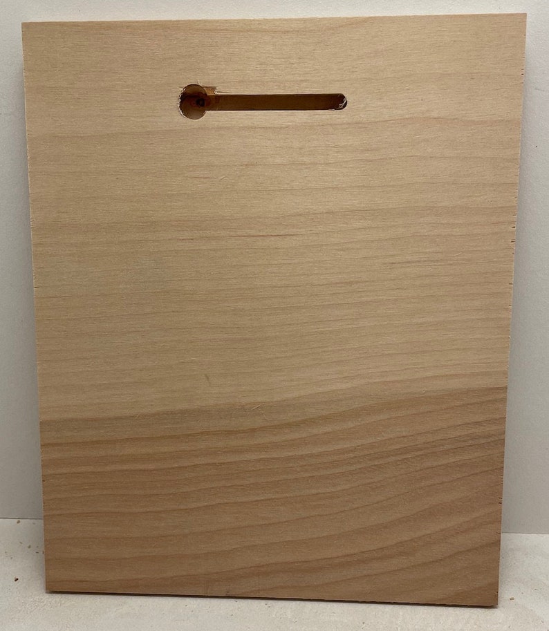 Pu&ograve; includere: Un cartello in legno chiaro semplice, di colore marrone chiaro, con un foro rettangolare nella parte superiore per appenderlo.