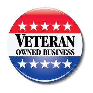Pu&ograve; includere: Un bottone circolare rosso, bianco e blu con cinque stelle bianche nella parte superiore rossa e cinque stelle bianche nella parte inferiore blu. Il bottone dice "Veteran Owned Business" in testo nero.