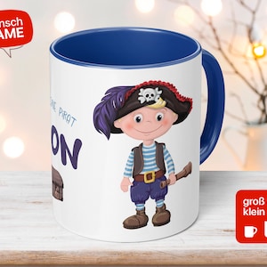 Puede incluir: Taza de cerámica blanca con borde y asa azules. La taza presenta un pirata de dibujos animados con una camisa a rayas azules y blancas, un cinturón marrón y un parche en el ojo negro. El texto "The Pirate" y "Jon" está impreso en la taza.