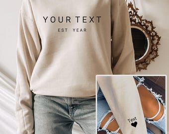 Personalisierter IHRER TEXT + JAHR + Ärmeltext & Herz (Links) Personalisierungs-Sweatshirt, Benutzerdefinierter Pullover, Besonderes, persönliches Geschenk, Geschenkidee, Ehepartner