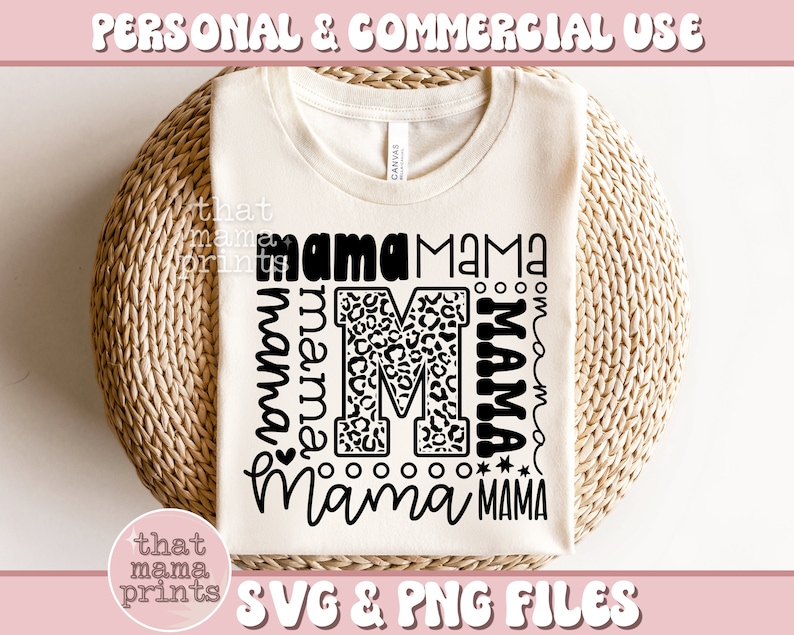 Pode incluir: Uma camiseta branca com um design gr&aacute;fico preto que diz "mama" em v&aacute;rias fontes e estilos. O gr&aacute;fico inclui um grande "M" com um padr&atilde;o de estampa de leopardo. O texto "that mama prints" &eacute; vis&iacute;vel no canto inferior esquerdo da imagem.
