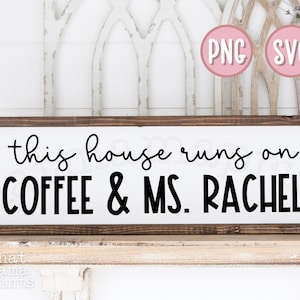Puede incluir: Un letrero blanco con marco de madera marrón que dice "this house runs on COFFEE & MS. RACHEL". El letrero está sobre un estante de madera.