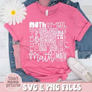 以下が含まれることがあります： ピンクのTシャツに、白いデザインで「math」と書いてあり、中央にはレオパード柄の「M」があります。デザインには、電球、定規、その他の数学関連のシンボルも含まれています。
