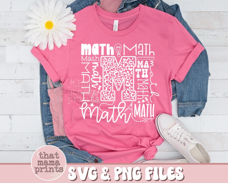 以下が含まれることがあります： ピンクのTシャツに、白いデザインで「math」と書いてあり、中央にはレオパード柄の「M」があります。デザインには、電球、定規、その他の数学関連のシンボルも含まれています。