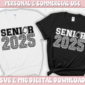 Puede incluir: Dos camisetas blancas y negras con un diseño de estampado de leopardo y el texto "Senior 2025" con un gráfico de fútbol.