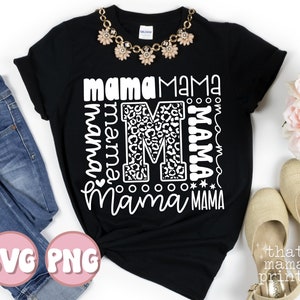 Pode incluir: Camiseta preta com um design gr&aacute;fico branco que apresenta a palavra "mama" repetida em diferentes estilos e tamanhos. O gr&aacute;fico tamb&eacute;m inclui uma letra "M" grande com um padr&atilde;o de estampa de leopardo. A camiseta est&aacute; colocada sobre uma superf&iacute;cie branca.