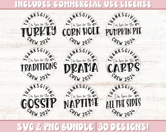 Könnte beinhalten: Ein Satz von neun Thanksgiving-Designs im SVG- und PNG-Format, die einen Kreis mit dem Text "Ich bin hier für die" und einen Thanksgiving-bezogenen Satz wie "Truthahn", "Maisloch", "Kürbiskuchen", "Traditionen", "Drama", "Kohlenhydrate", "Klatsch", "Nickerchen" und "Alle Beilagen" zeigen. Jeder Kreis enthält auch den Text "Crew 2024".