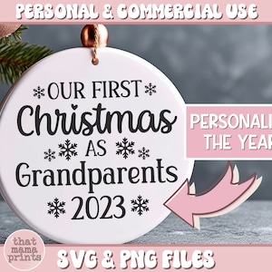 Nuestra primera Navidad como abuelos 2023 SVG & PNG, adorno de Navidad SVG, nuevos abuelos adorno svg, regalo de abuela svg, regalo de abuelo svg