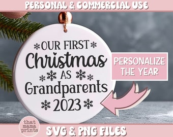 祖父母としての初めてのクリスマス 2023 SVG および PNG、クリスマス オーナメント SVG、新しい祖父母のオーナメント SVG、おばあちゃんへのギフト SVG、おじいちゃんへのギフト SVG