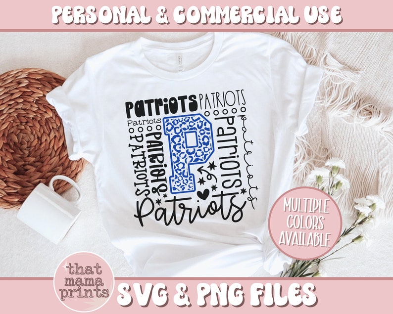 Peut inclure: Un t-shirt blanc avec un motif graphique bleu et noir repr&eacute;sentant le mot "Patriots" r&eacute;p&eacute;t&eacute; dans diff&eacute;rentes tailles et styles. Le graphique comprend &eacute;galement un "P" bleu avec un motif l&eacute;opard. Le t-shirt est sur une surface blanche avec un panier en osier et des fleurs blanches.