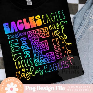 Puede incluir: Camiseta negra con la palabra "EAGLES" en una fuente con degradado arco&iacute;ris. La letra "E" est&aacute; rellena con un dise&ntilde;o de estampado de leopardo. La palabra "Eagles" se repite en varios tama&ntilde;os y orientaciones. La camiseta tambi&eacute;n incluye el texto "That Mama Prints".