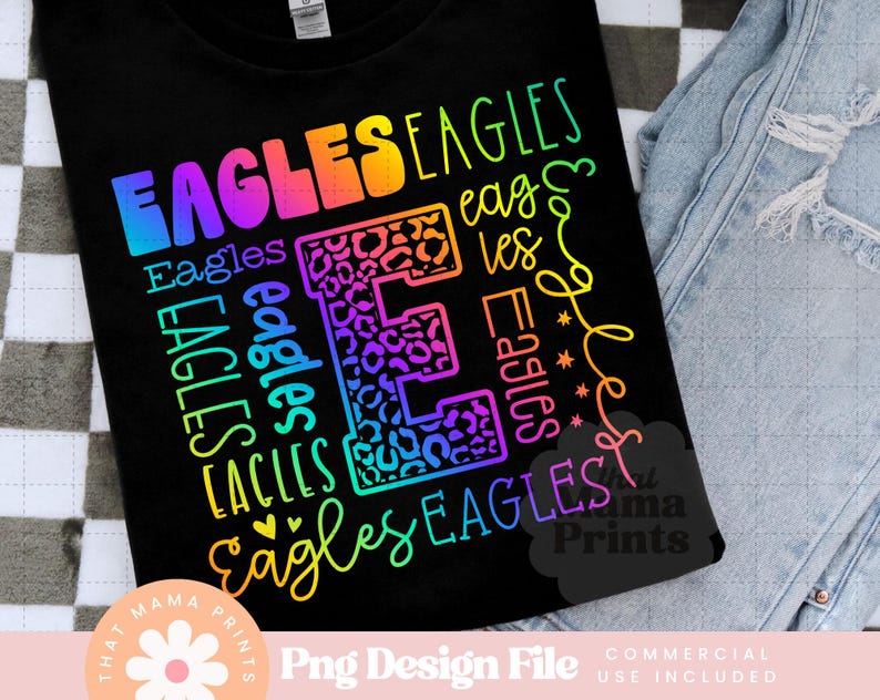 Puede incluir: Camiseta negra con la palabra "EAGLES" en una fuente con degradado arco&iacute;ris. La letra "E" est&aacute; rellena con un dise&ntilde;o de estampado de leopardo. La palabra "Eagles" se repite en varios tama&ntilde;os y orientaciones. La camiseta tambi&eacute;n incluye el texto "That Mama Prints".